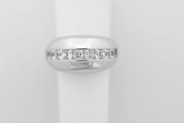 sehr feiner Ring in Sterlingsilber rhodiniert mit Zirkonia
