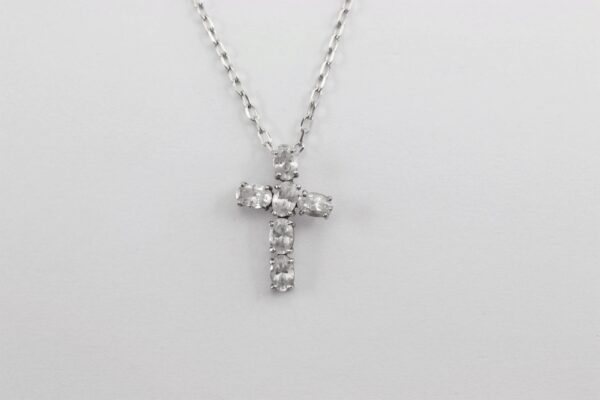 ein wunderschönes Kreuz mit Kette in Sterlingsilber rhodiniert