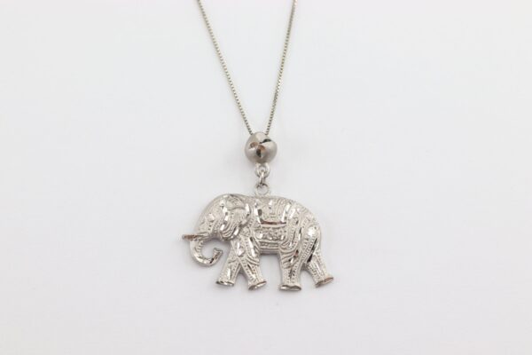 Elefant in Mattsilber mit Kette