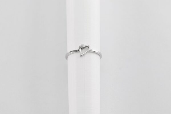 sehr feiner Ring mit Herz in Sterlingsilber