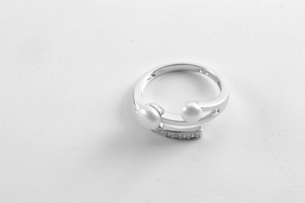sehr feiner Ring in Sterlingsilber rhodiniert
