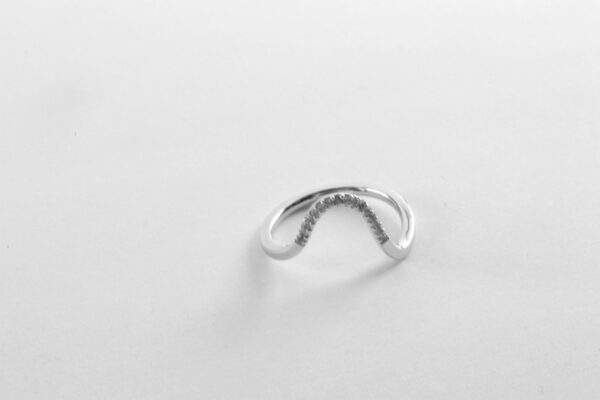 feiner Ring mit Zirkonia in Sterlingsilber