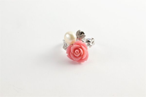 schöner Ring mit einer Rose und SW - Perle – Bild 2