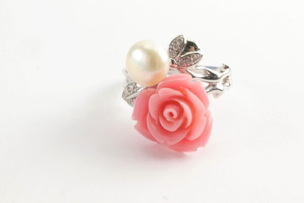 schöner Ring mit einer Rose und SW - Perle