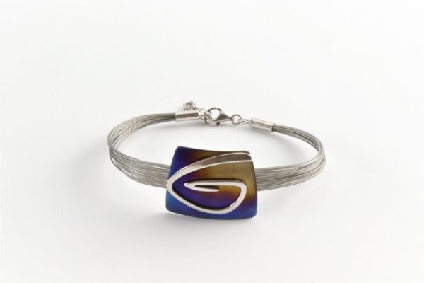 ein sehr modernes Armband mit Titan und Edelstahl