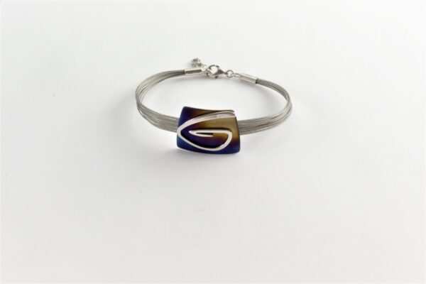 ein sehr modernes Armband mit Titan und Edelstahl – Bild 5
