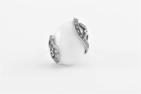 Damenring in Sterlingsilber rhodiniert mit Weißem Achat