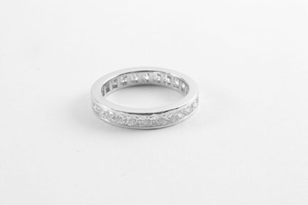 feiner Ring in Sterlingsilber mit Zirkonia
