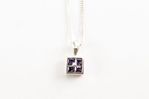 feines Collier in Sterlingsilber mit Amethyst.