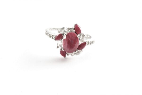 ein sehr eleganter Ring in Sterlingsilber rhodiniert