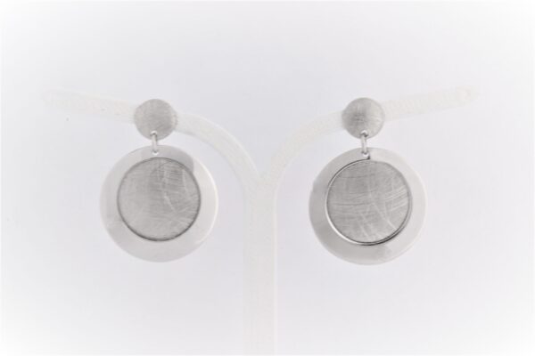 feine Ohrstecker in Silber zum Teil mattiert – Bild 2