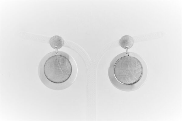 feine Ohrstecker in Silber zum Teil mattiert