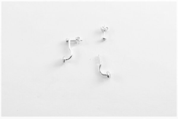 sehr feine Ohrstecker in Sterlingsilber rhodiniert
