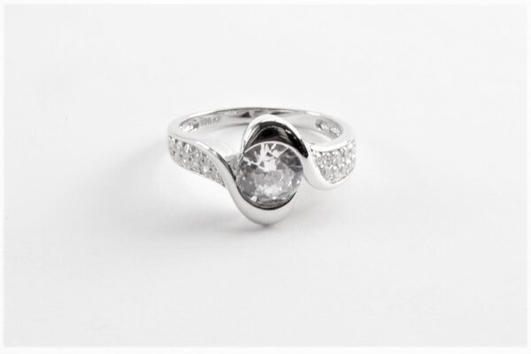 sehr feiner Ring mit Zirkonia in Sterlingsilber
