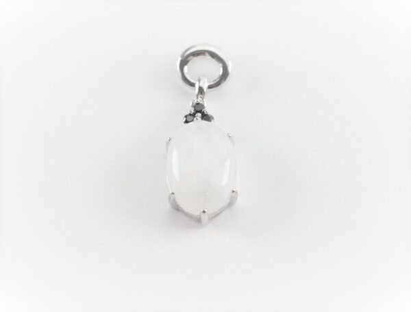 ein feiner Anhänger in Sterlingsilber mit Mondstein