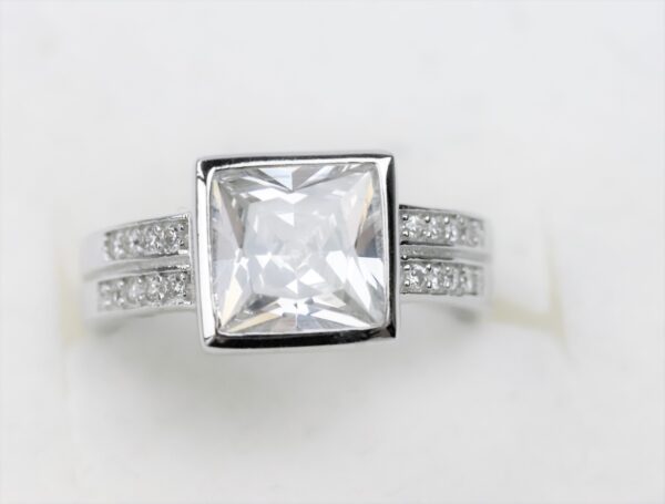 Ring in Sterlingsilber rhodiniert mit Zirkonia