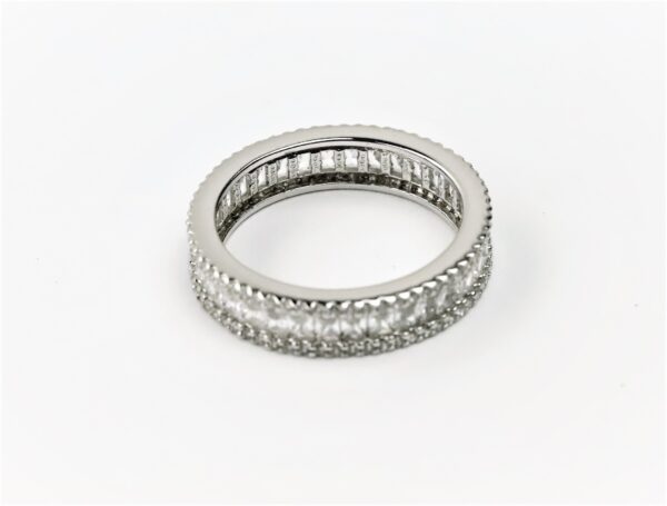 Ring in Sterlingsilber rhodiniert mit klaren Zirkonia