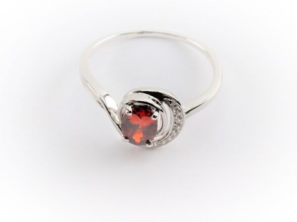 Sehr feiner Ring in Sterlingsilber mit Granat