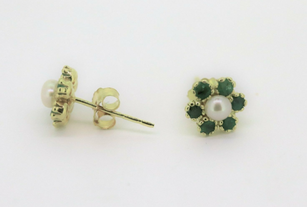 Kleine Blumen - Ohrstecker 375 Gold ( 9 Karat ) mit Smaragd und Süßwasserperle – Bild 3