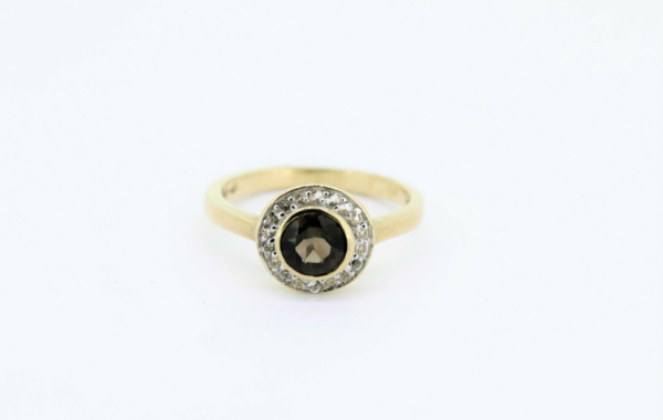 Ein Rauchquarz Ring umringt mit Zirkonia