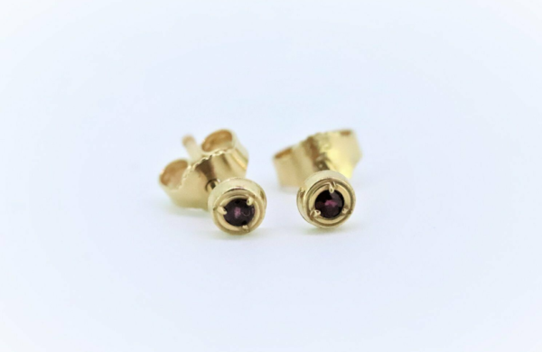 Extra kleine Stecker mit Granat