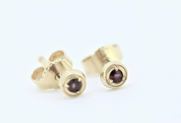 Extra kleine Stecker mit Granat – Bild 2