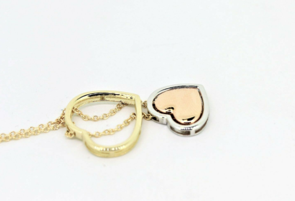 ein feines Colllier in 375 Collier ( 9 Karat ) Das Herz besteht aus drei Teilen.