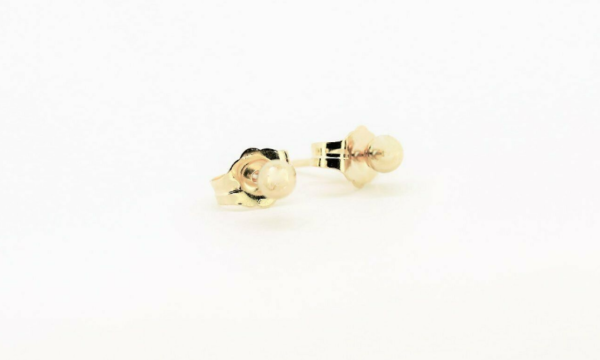 Kleine Kugel-Ohrstecker sind aus 585 Gold