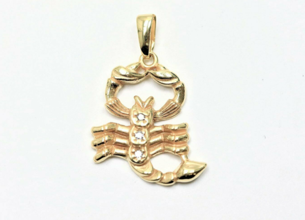 Ein Skorpion in 585 Gold gearbeitet.