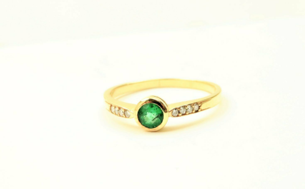 Dieser herrliche Ring ist mit 750 Gold gearbeitet ( 18 Karat )