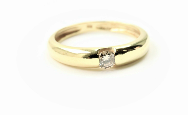 Ein sehr feiner Ring mit 1 Diamant