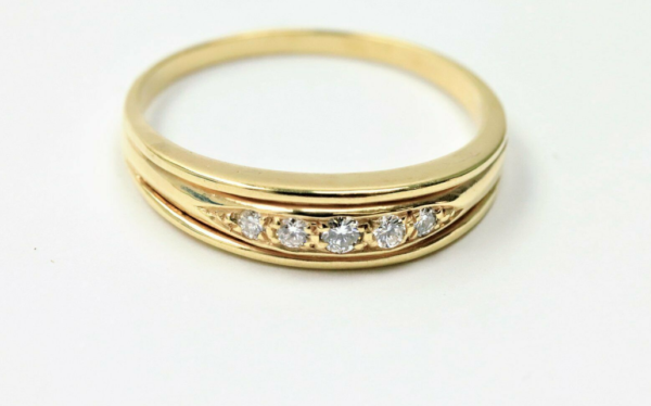 Ring in 585 Gold, mit 0,15 Carat Diamanten besetzt. – Bild 2