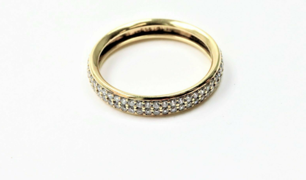 Eleganter Ring mit viel Zirkonia