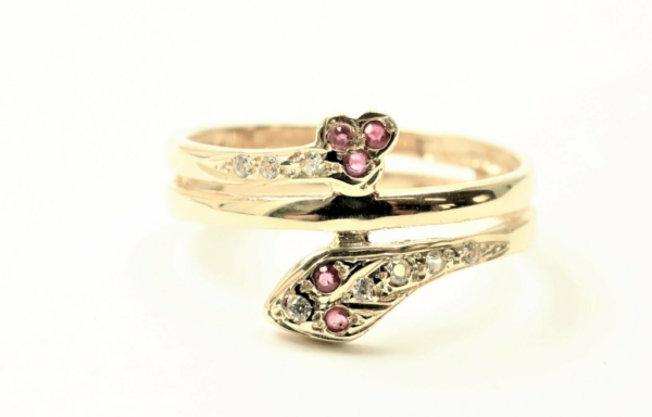 Sehr fein geschnittener Ring mit 375 Gold ( 9 Karat )
