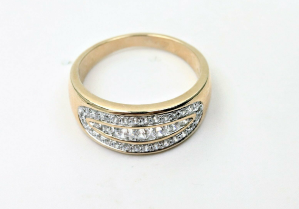 Auffallend schöner Ring mit viel Zirkonia