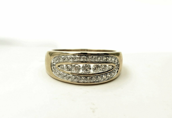 Auffallend schöner Ring mit viel Zirkonia – Bild 2