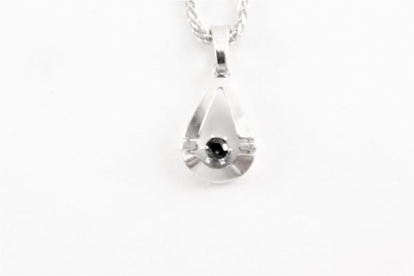 sehr feines Collier in Sterlingsilber mit Saphir
