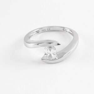 sehr schöner Ring in Sterlingsilber mit Zirkonia