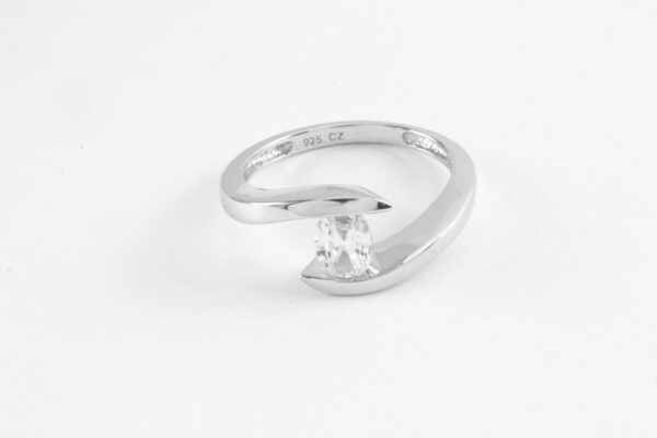 sehr schöner Ring in Sterlingsilber mit Zirkonia
