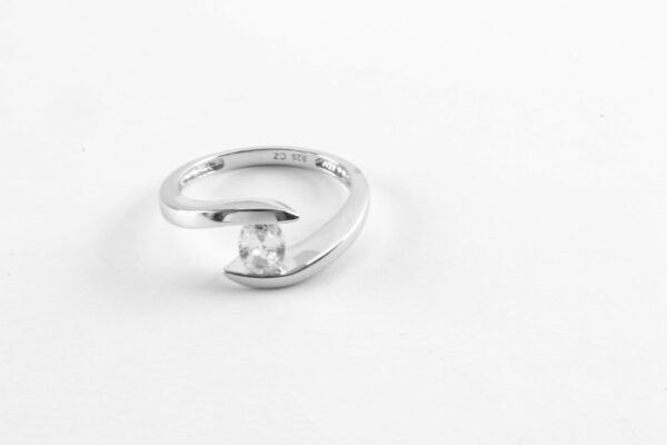 sehr schöner Ring in Sterlingsilber mit Zirkonia – Bild 3