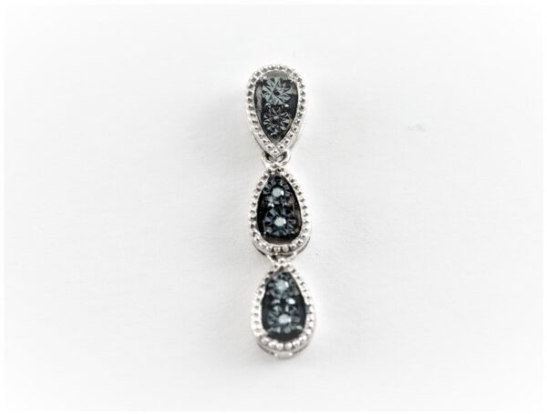 feiner Anhänger mit 4 blauen Diamanten