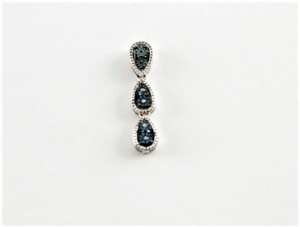 feiner Anhänger mit 4 blauen Diamanten – Bild 3