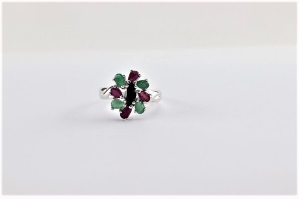 ein besonderer Ring in Sterlingsilber mit echten Steinen