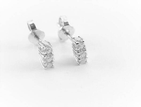 sehr feine Ohrstecker in Weißgold mit Diamanten – Bild 2
