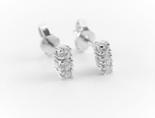 sehr feine Ohrstecker in Weißgold mit Diamanten