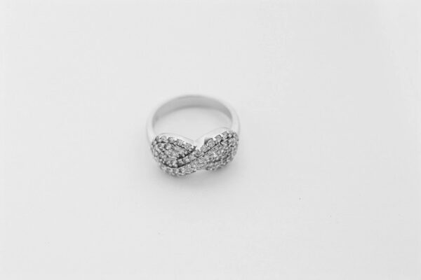 feiner Ring in Sterlingsilber mit Zirkonia
