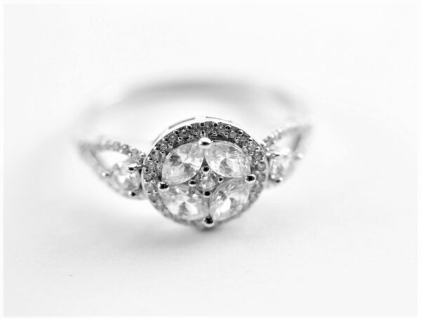 ein sehr feiner Ring in Sterlingsilber rhodiniert
