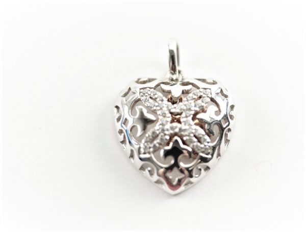 ein sehr schönes Herz in Sterlingsilber mit Kette