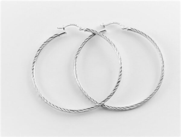 Große Creolen in Sterlingsilber mit schönem Designe