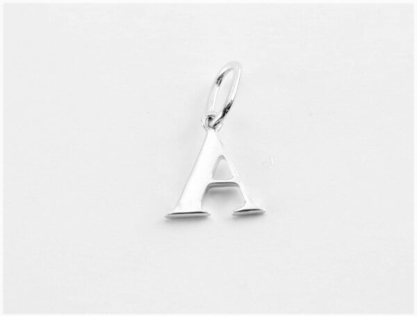 Der Buchstabe " A " als Collier mit feiner Kette